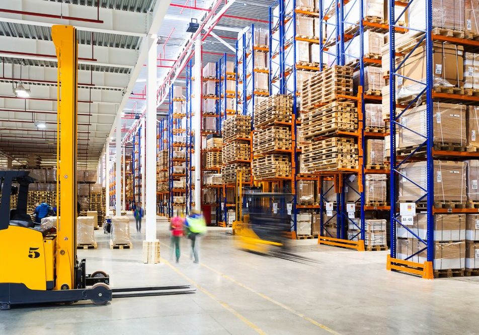 AdobeStock_129713457 Working day in the modern large warehouse